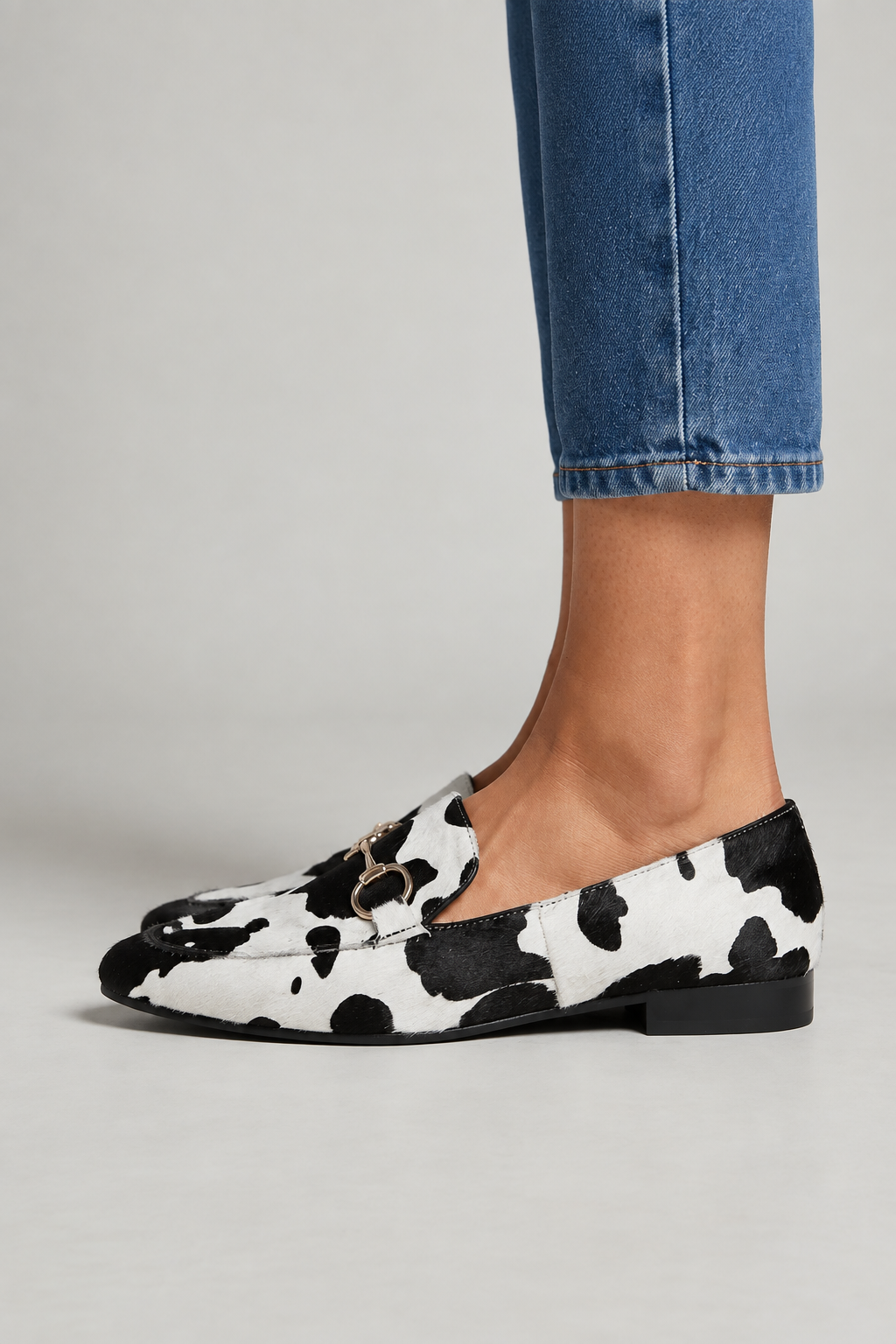 Mocasín de piel con estampado de leopardo en blanco y negro