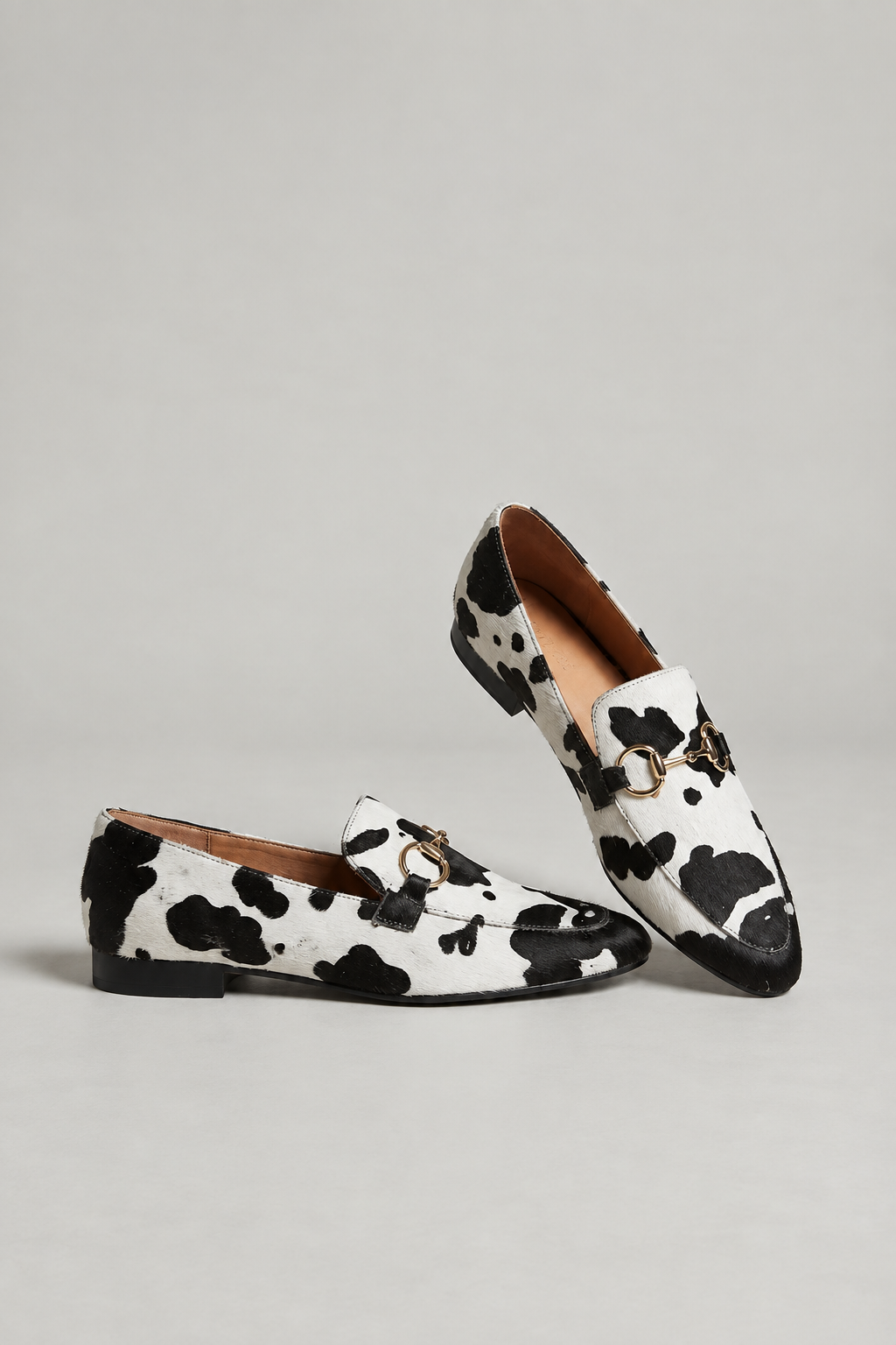 Mocasín de piel con estampado de leopardo en blanco y negro